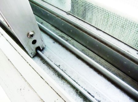 窓サッシの隙間から雨漏り