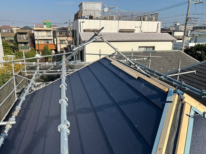屋根カバー工法 施工中