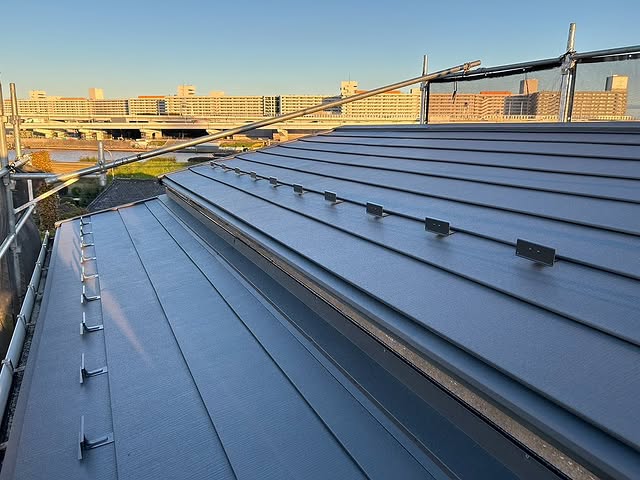 太陽光パネル設置に伴う屋根カバー工法